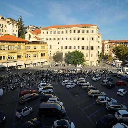 Alcazar Town Center Lägenhet